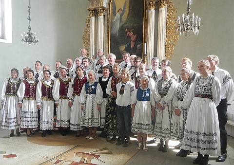 Trachtenträger vor dem Altar der evangelischen Kirche in Jaad. Foto: Gitti Göbbel