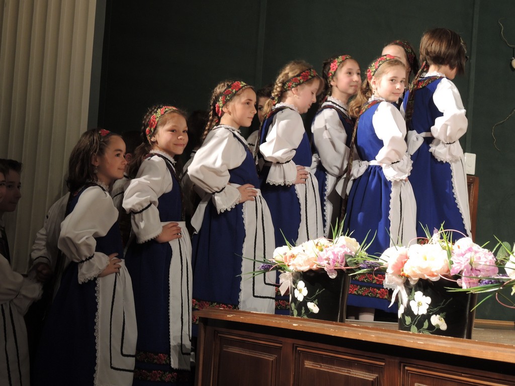 Tänzerinnen und Tänzer der vierten und fünften Klassen mit ihrer Leiterin Isabella Popescu – Foto: Horst Göbbel