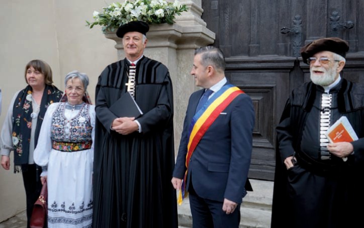 Vor dem Tor: Bischof Reinhart Guib (Mitte), rechterhand Bürgermeister Ioan Turc und Stadtpfarrer Johann-Dieter Krauss, linkerhand die Bistritzer Kuratorin Katharina Bor{o{ und Landeskuratorin Carmen Schuster.