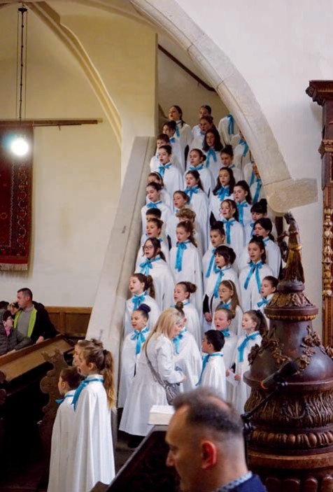 Einzug in das Gotteshaus mit dem Kinderchor „Ubi Caritas“