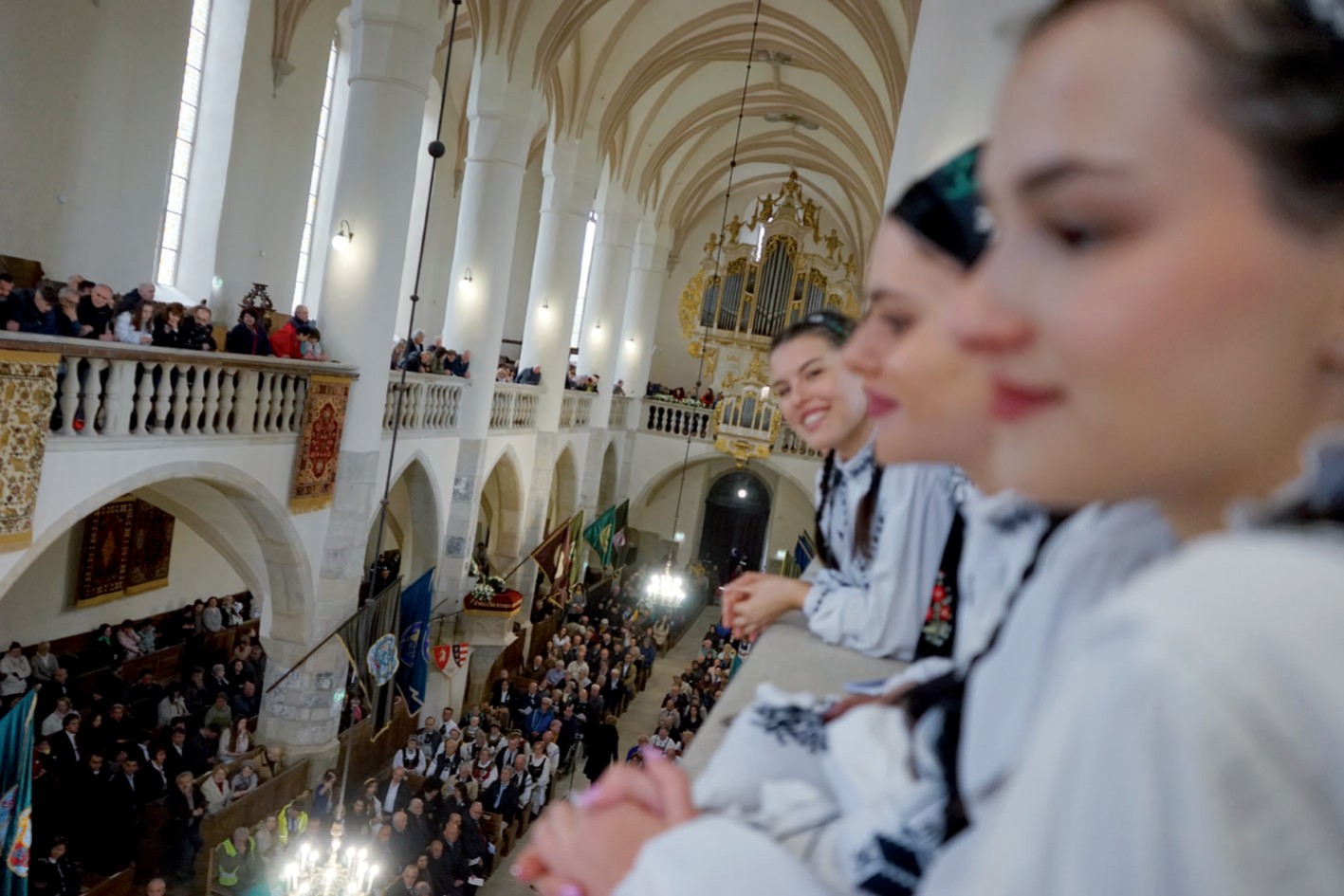 Strahlende Gesichter, schmucke Trachten, volle Bänke zur Wiedereinweihung der Bistritzer Stadtpfarrkirche