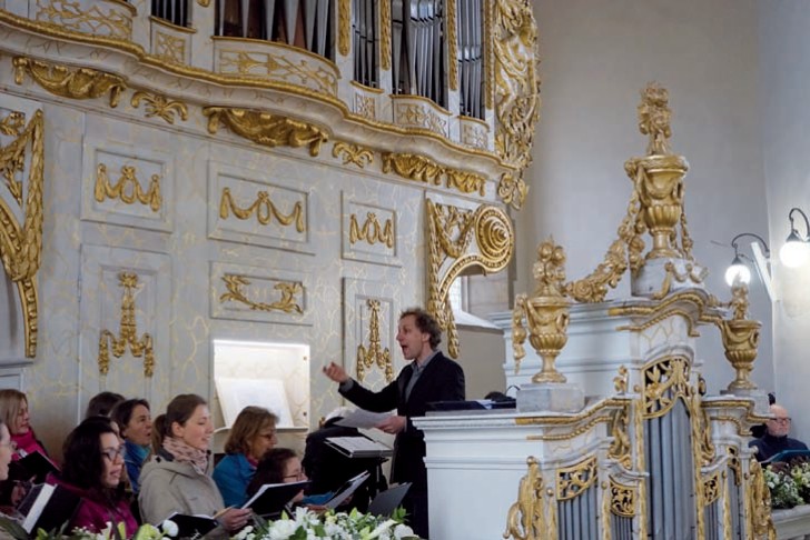 Würdige musikalische Begleitung: Steffen Sclandt und der Kronstädter Bachchor